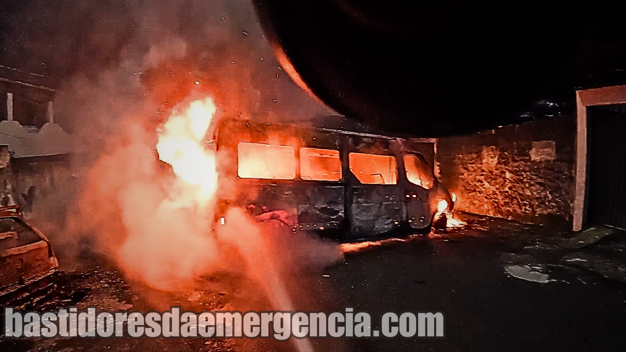 Dois Veículos Pegam Fogo em Rua de Salvador: Bombeiros Controlam as Chamas em Pirajá