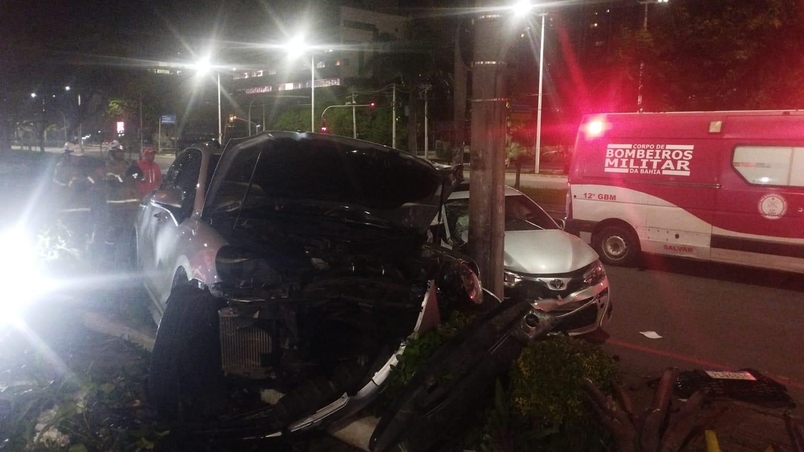 Acidente Grave na Avenida ACM em Salvador: Porsche Colide com Yaris e Deixa Vítimas Presas nas Ferragens
